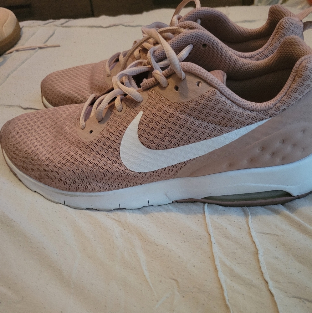 Nike Air Max Motion In Blush Pink